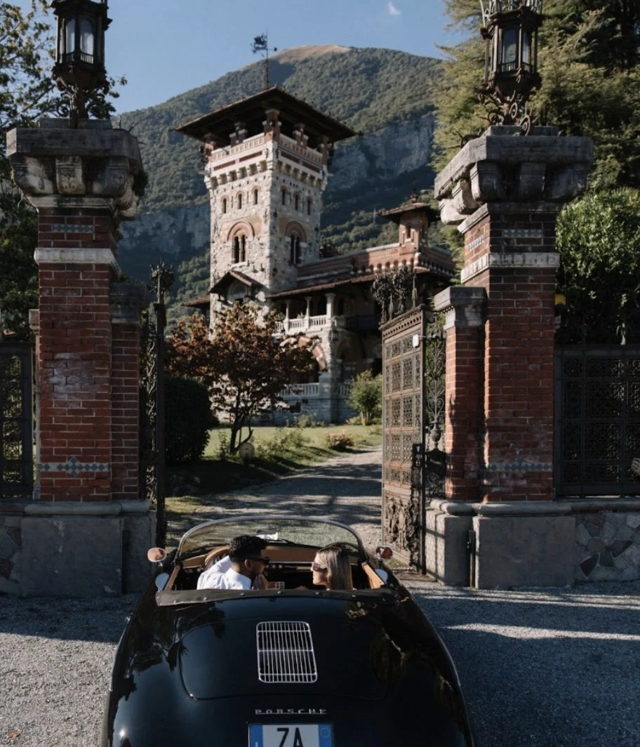 Vintage car at the gate of Villa Pessina