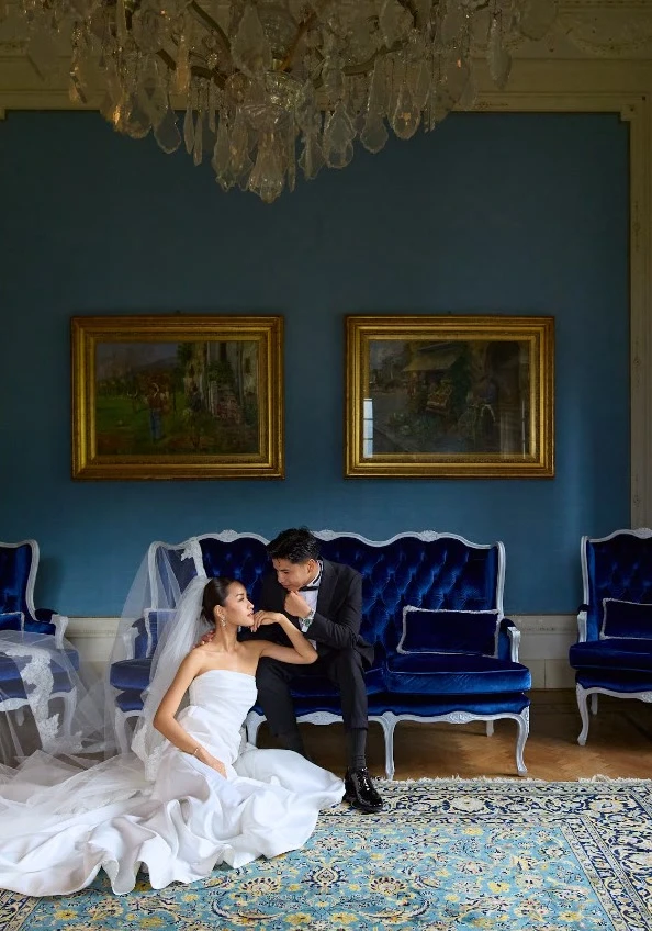 Blue room with velvet sofas